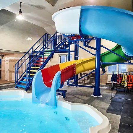 Ξενοδοχείο με διαμερίσματα 5 каминов 4*