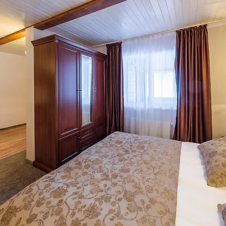 Апарт-Отель 5 Каминов 4* Yasinya